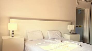 Silitysrauta/-lauta, Wi-Fi, vuodevaatteet