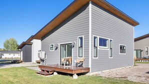 A modern two-story house with a wooden deck, large windows, and a covered porch. - Cozy 2bd Close to Downtown Driggs (walkable) (Driggs)