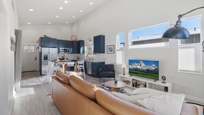 A modern apartment with a living room, dining area, and kitchen. - Cozy 2bd Close to Downtown Driggs (walkable) (Driggs)