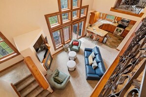 Televisión y chimenea 