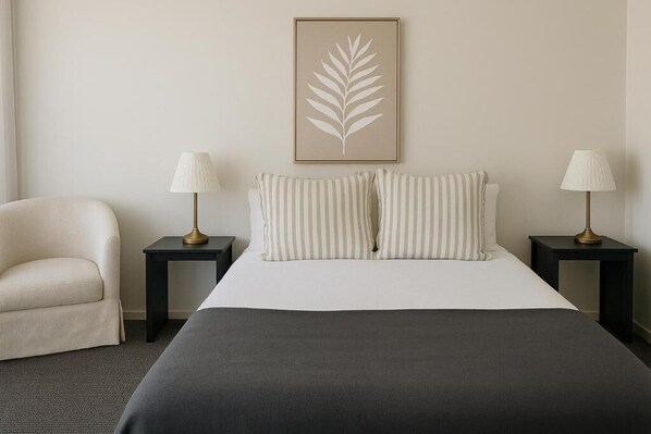 Habitación doble Confort | Espacio para trabajar con laptop y wifi gratis 