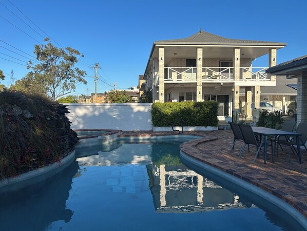 Una piscina al aire libre