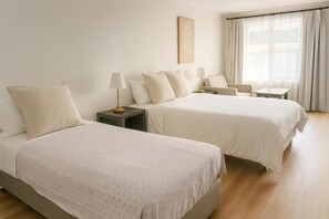 Habitación ejecutiva con 2 camas individuales | Espacio para trabajar con laptop y wifi gratis 