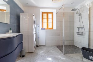 Shower, hair dryer, towels