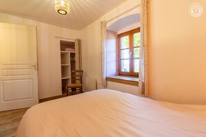 4 bedrooms, iron/ironing board, bed sheets
