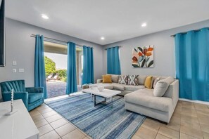 TV, video games, offices - Encore Disney Dream (Kissimmee)