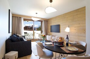 Fernseher, Kamin, Arbeitsbereiche