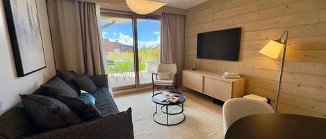 Télévision, cheminée, espaces bureaux