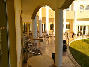Outdoor dining - Cvl Club House (Lagos)