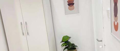 Caja de seguridad en la habitación y escritorio