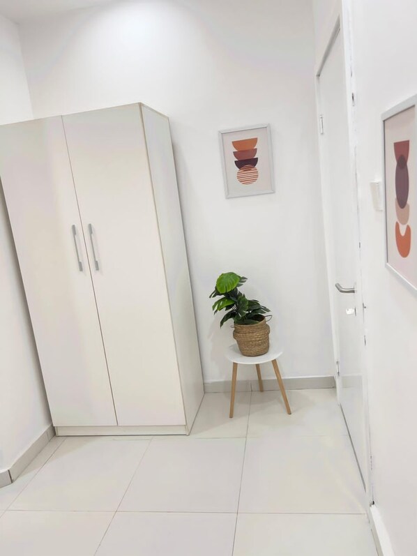 Apartemen Mewah, pemandangan kota | Brankas, meja kerja, ruang kerja ramah laptop, dan setrika/meja setrika