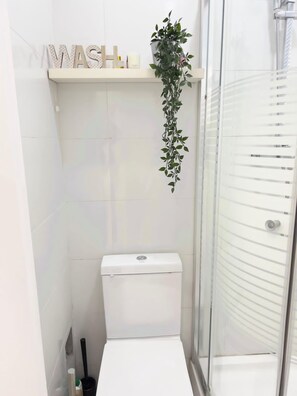 Luksus-lejlighed - byudsigt | Badeværelse | Gratis toiletartikler, hårtørrer, hjemmesko, håndklæder