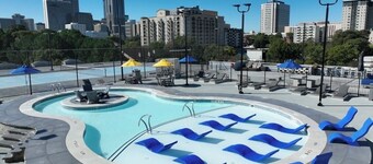 Signature Stays Cozy Midtown Retreat.