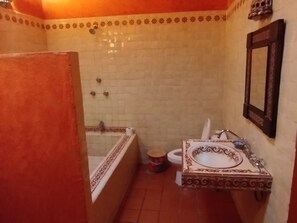 Haartrockner, Handtücher, Seife, Toilettenpapier