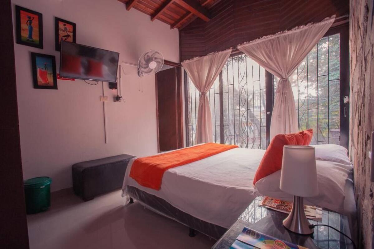 Habitación clásica doble, vistas al patio | Escritorio, espacio para trabajar con un portátil, wifi gratis