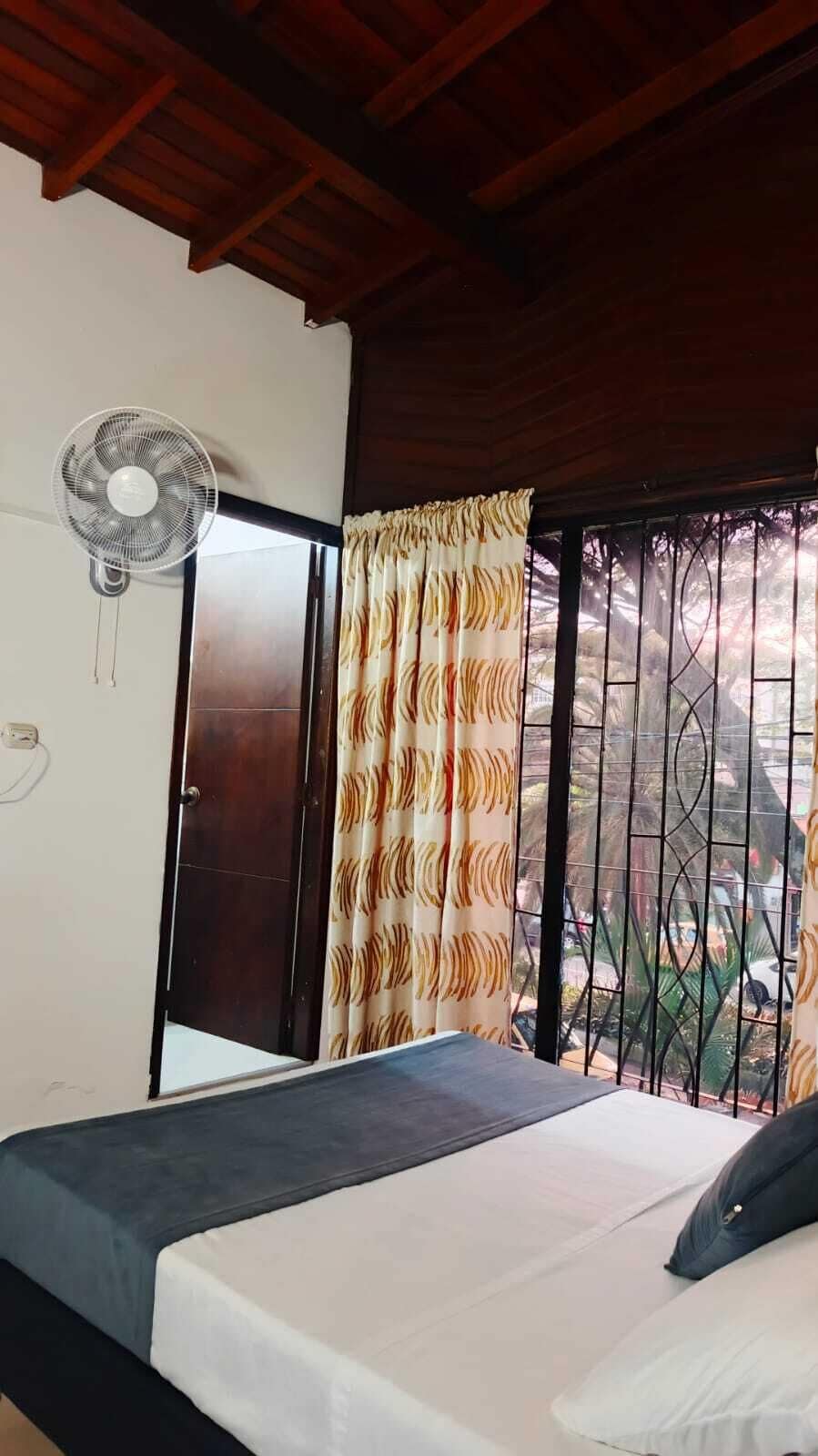 Habitación Confort doble | Escritorio y espacio para trabajar con un portátil