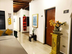 42-Zoll-Smart-TV mit Satellitenempfang, Netflix, Streaming-Dienste