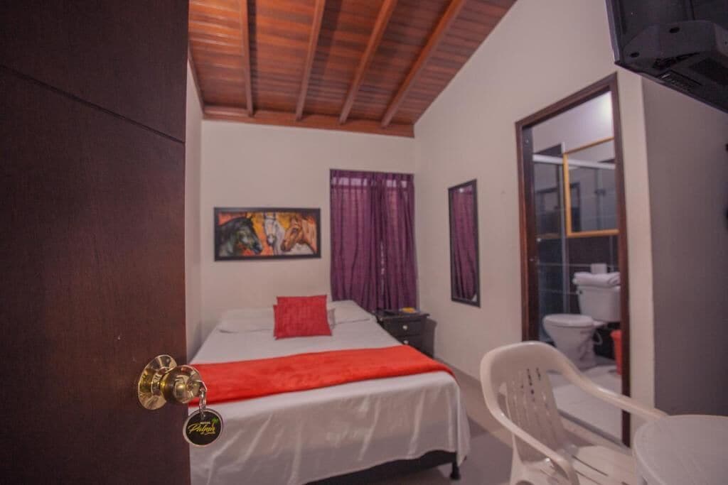 Habitación individual clásica, vistas a la ciudad | Escritorio y espacio para trabajar con un portátil