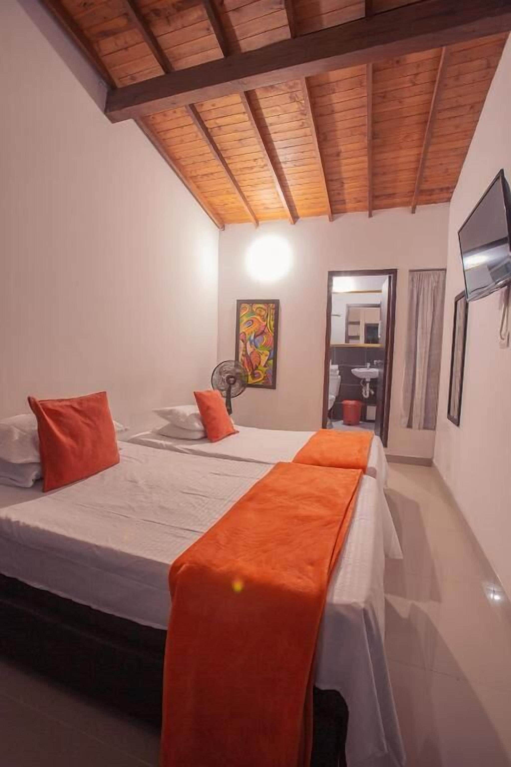 Escritorio y espacio para trabajar con un portátil