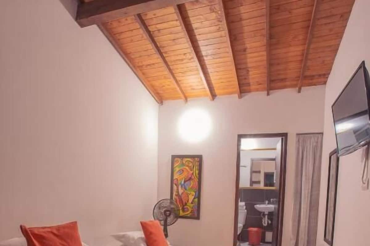 Escritorio, espacio para trabajar con un portátil, wifi gratis