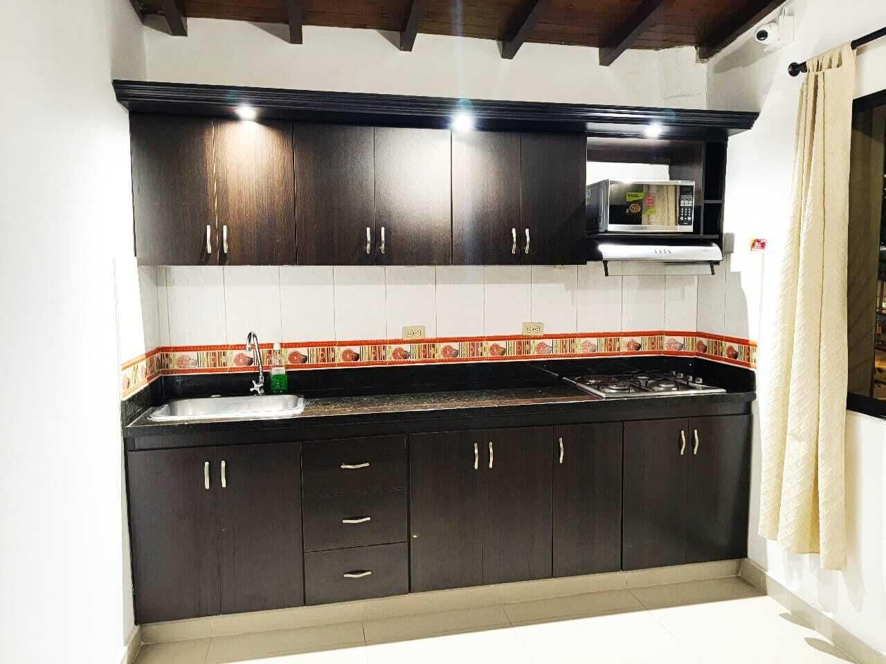 大型冰箱、微波爐、爐台、洗碗機