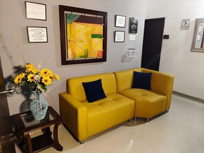 42-Zoll-Smart-TV mit Satellitenempfang, Netflix, Streaming-Dienste