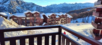 Appart 1800m, 6 pers. vue superbe, au pied des pistes ! 6 pers flat ski-in/out