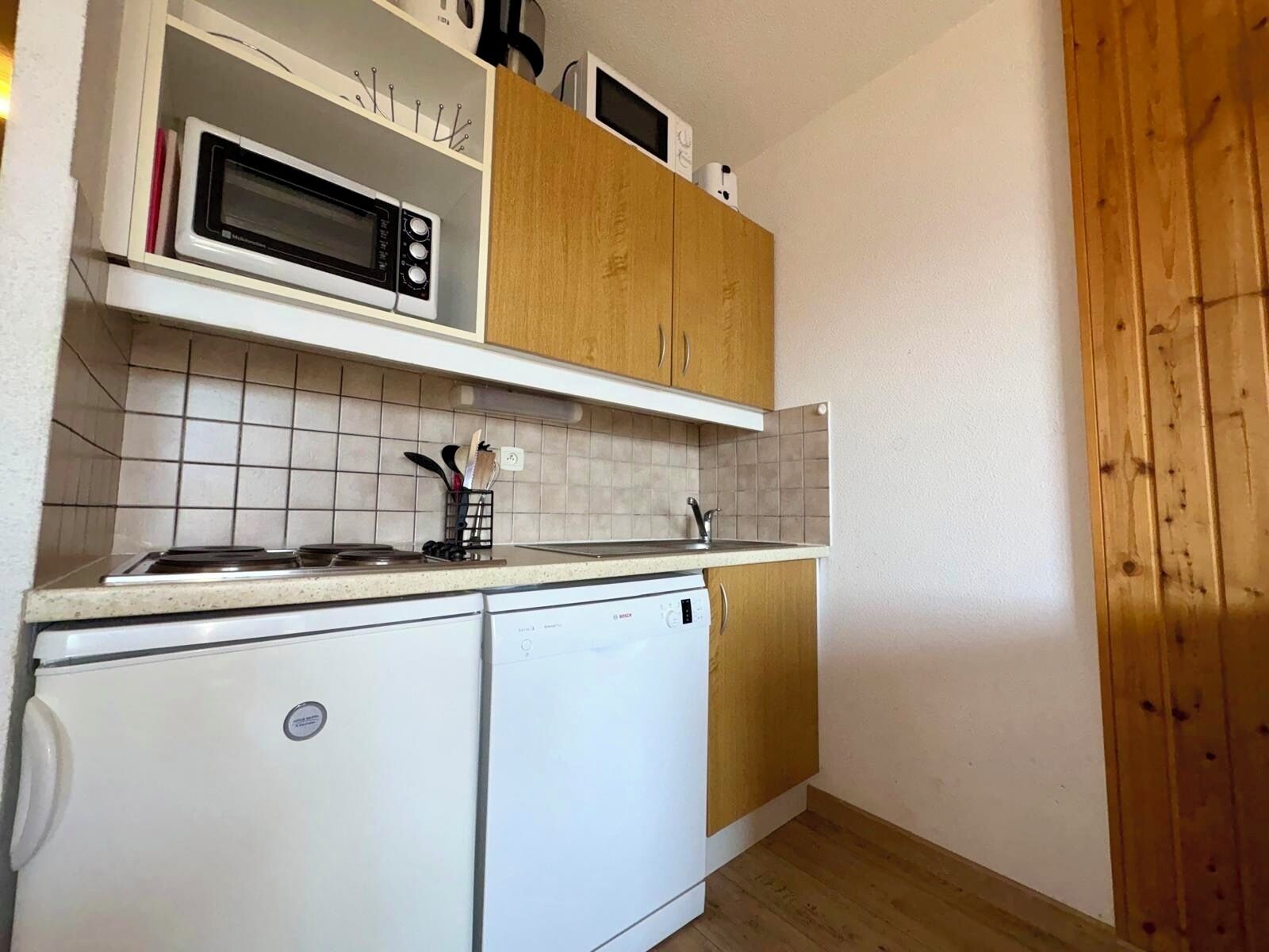 Een koelkast, een magnetron, een oven, een kookplaat