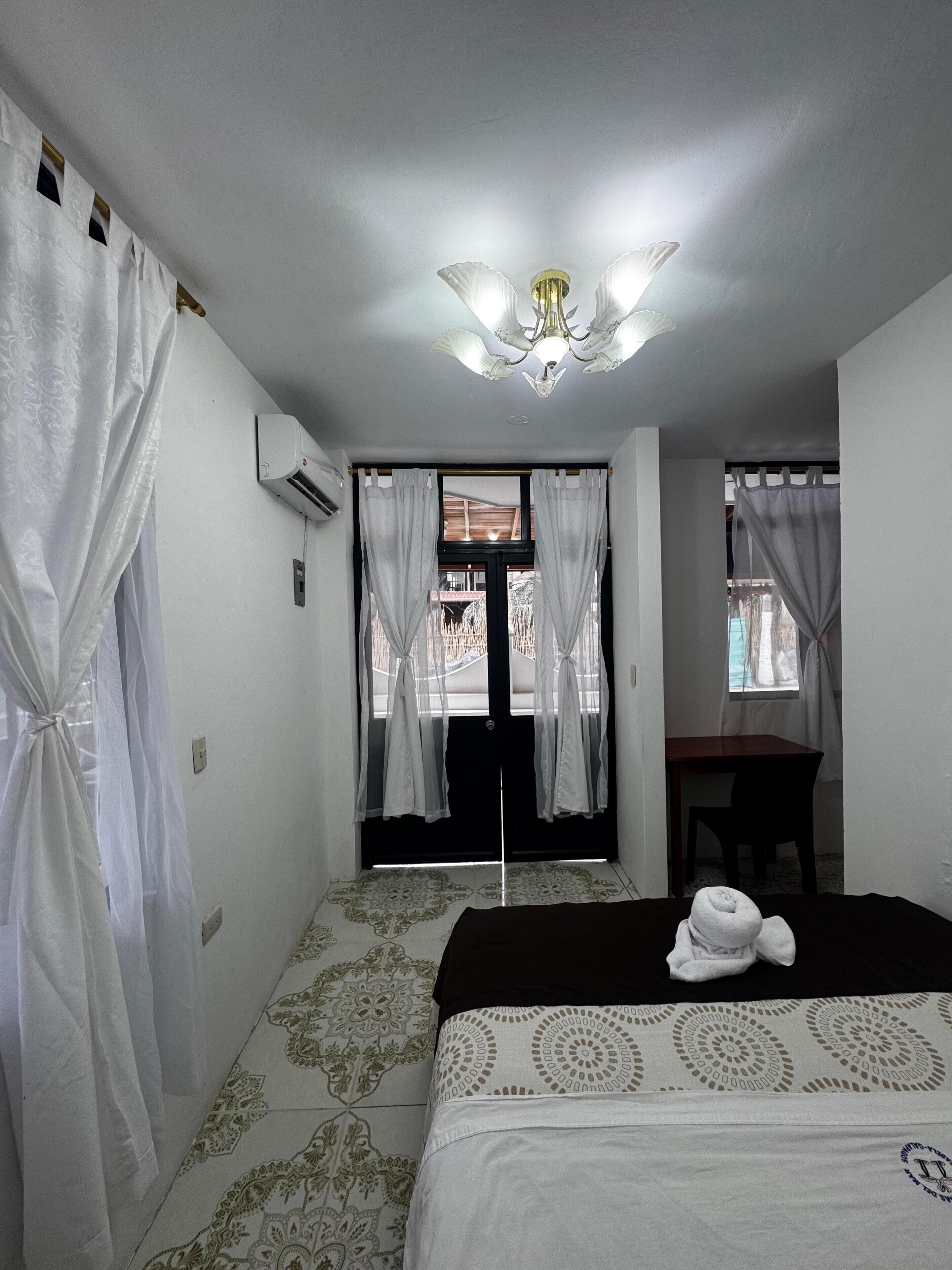 Escritorio, wifi gratis y ropa de cama 