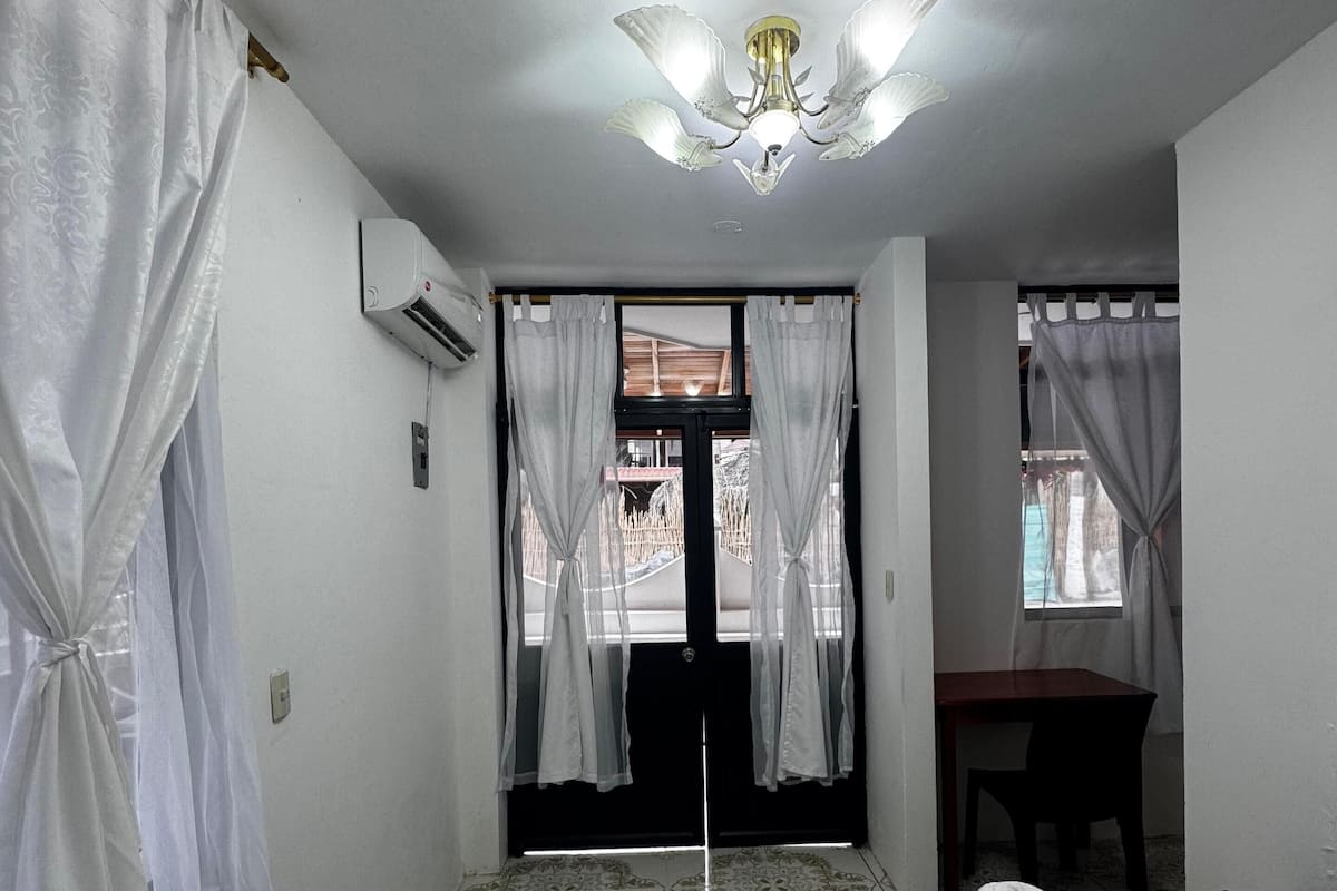 Escritorio, wifi gratis y ropa de cama