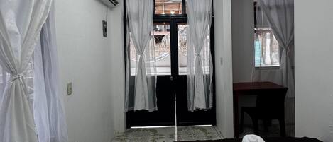 Habitación individual Confort | Escritorio, wifi gratis, ropa de cama