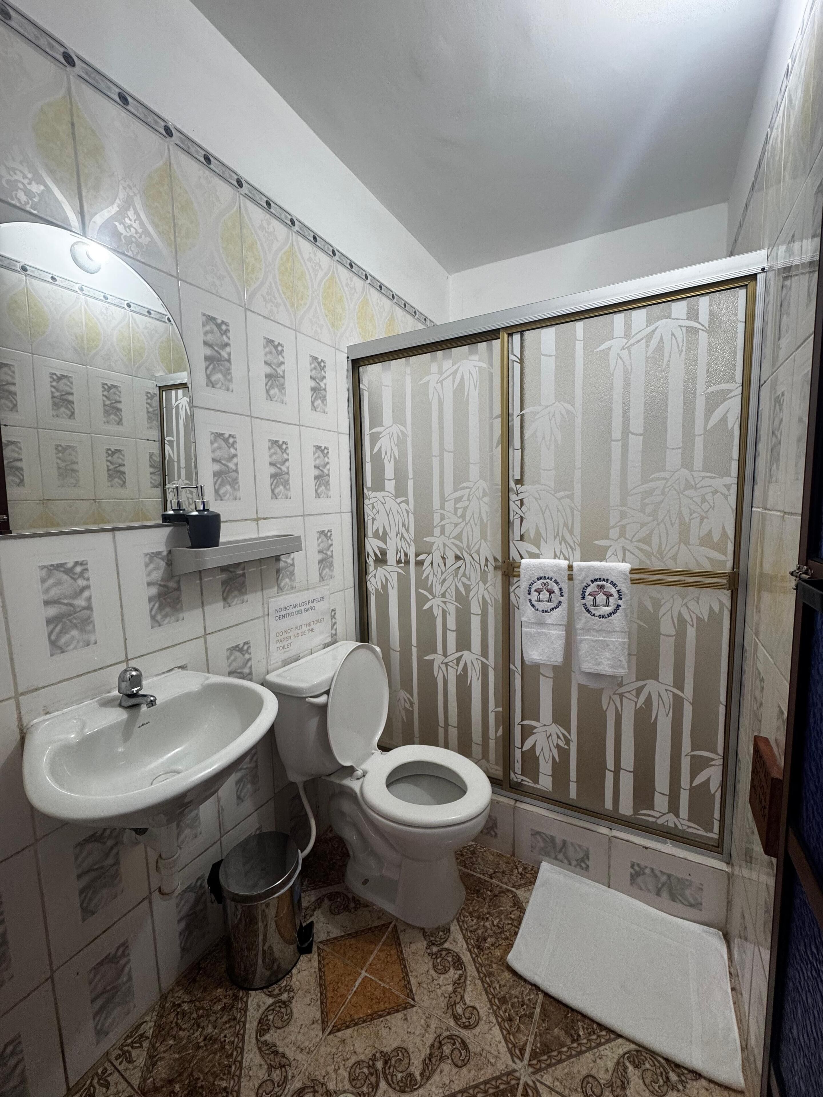 Quarto duplo conforto, vista para o jardim | Banheiro | Chuveiro, toalhas de banho, sabonete, shampoo