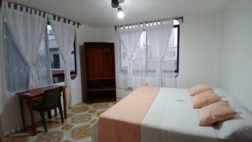 Quarto solteiro conforto | Escrivaninha, Wi-Fi de cortesia