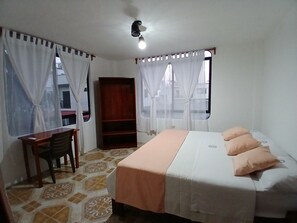 Escritorio, wifi gratis y ropa de cama 