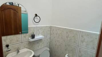 Phòng đơn, quang cảnh cảng | Phòng tắm | Buồng tắm vòi sen, khăn tắm, xà phòng, dầu gội