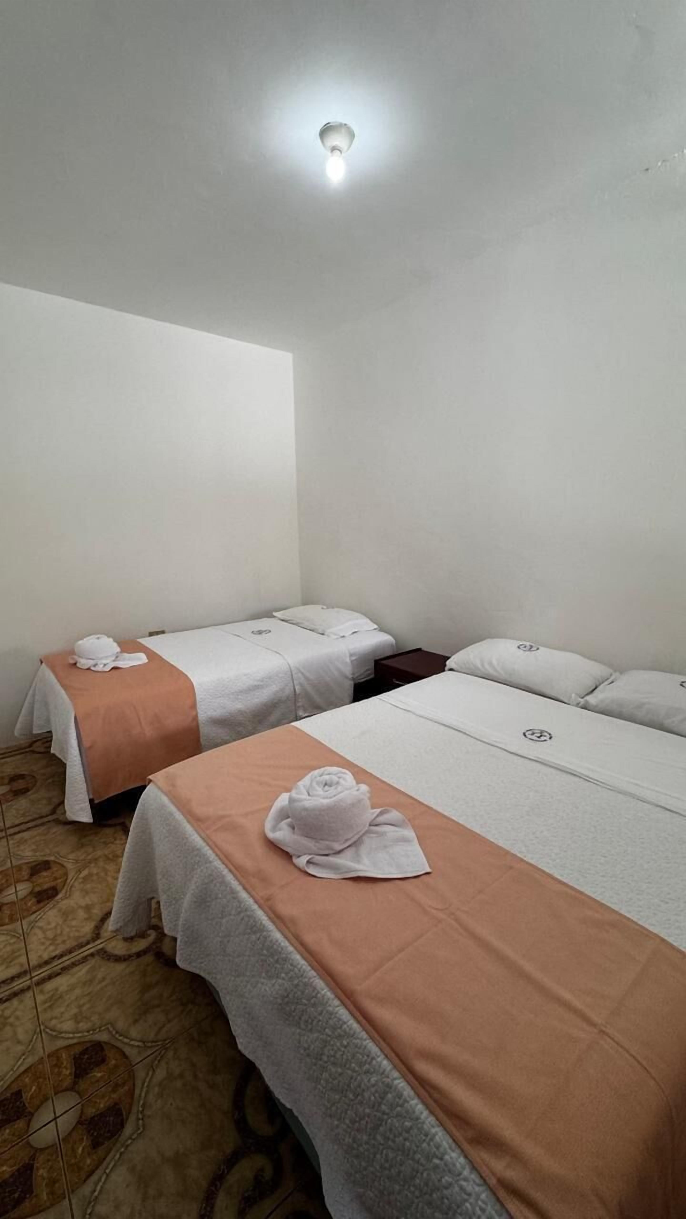 Escritorio, wifi gratis y ropa de cama 