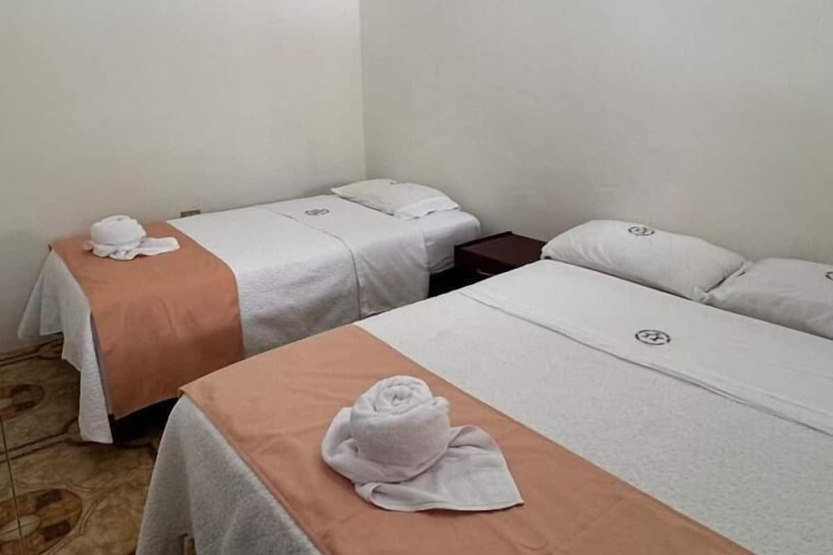 Escritorio, wifi gratis y ropa de cama