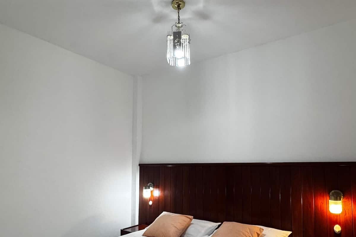 Escritorio, wifi gratis y ropa de cama