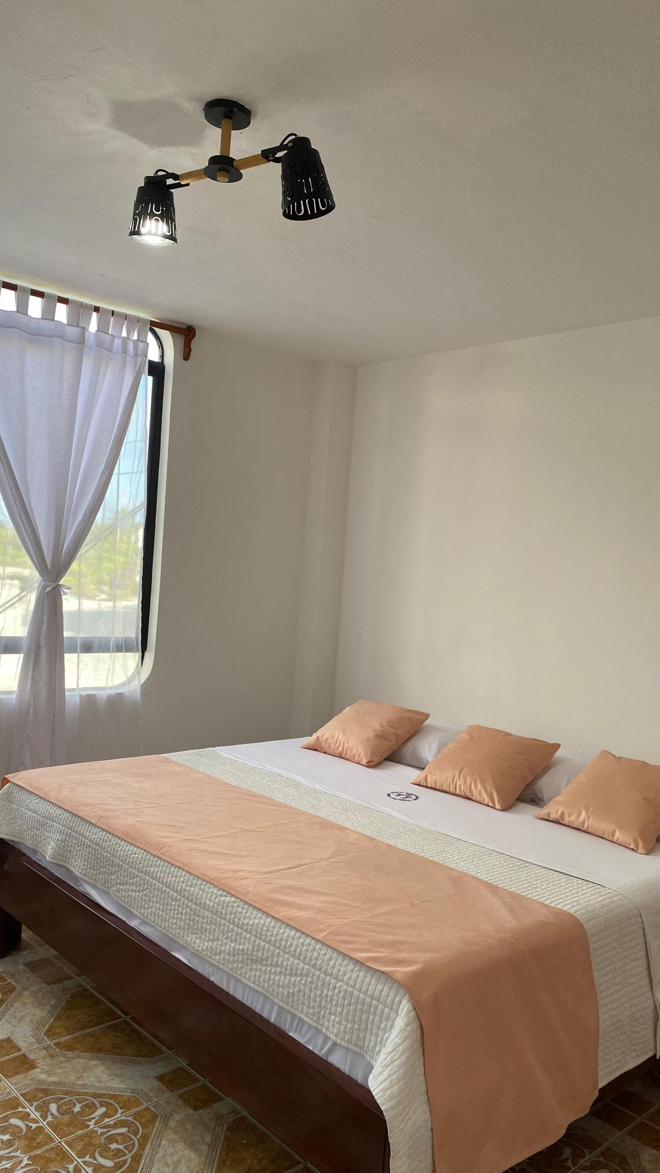 Escritorio, wifi gratis y ropa de cama 