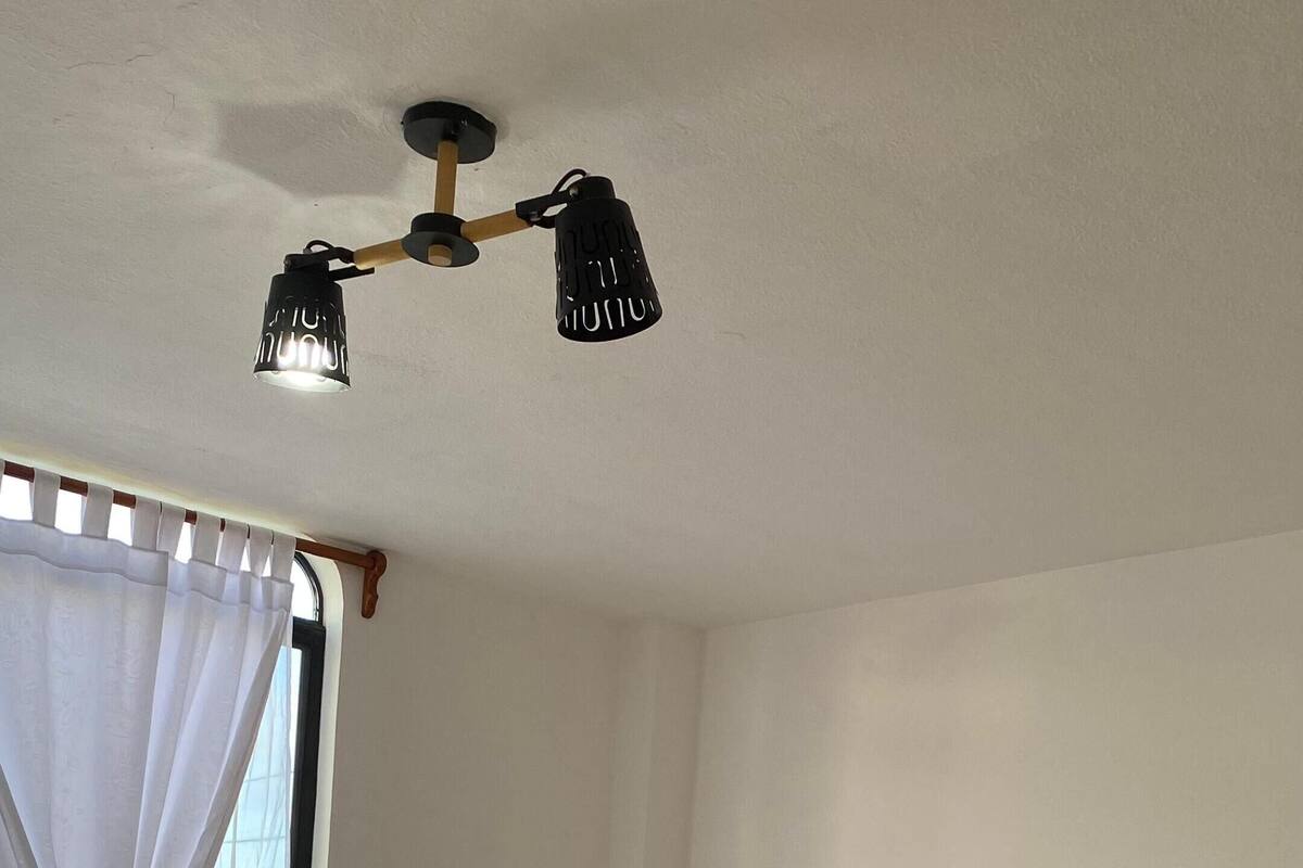 Escritorio, wifi gratis y ropa de cama