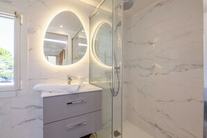 Shower, towels