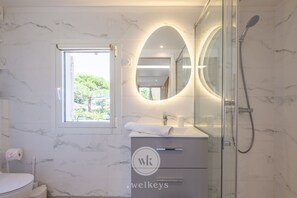 Shower, towels - Appartement Casa Maïmo - Welkeys (Sainte-Maxime)