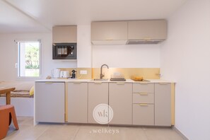 Refrigerador, microondas, lavavajillas y cafetera y tetera