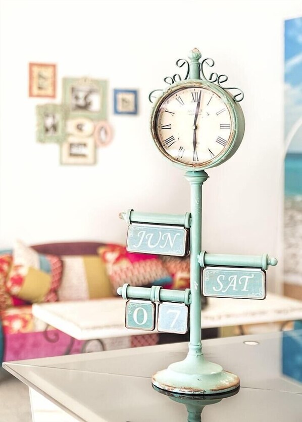 Une horloge de style vintage, dotée de chiffres romains et d’un indicateur affichant les jours de la semaine.