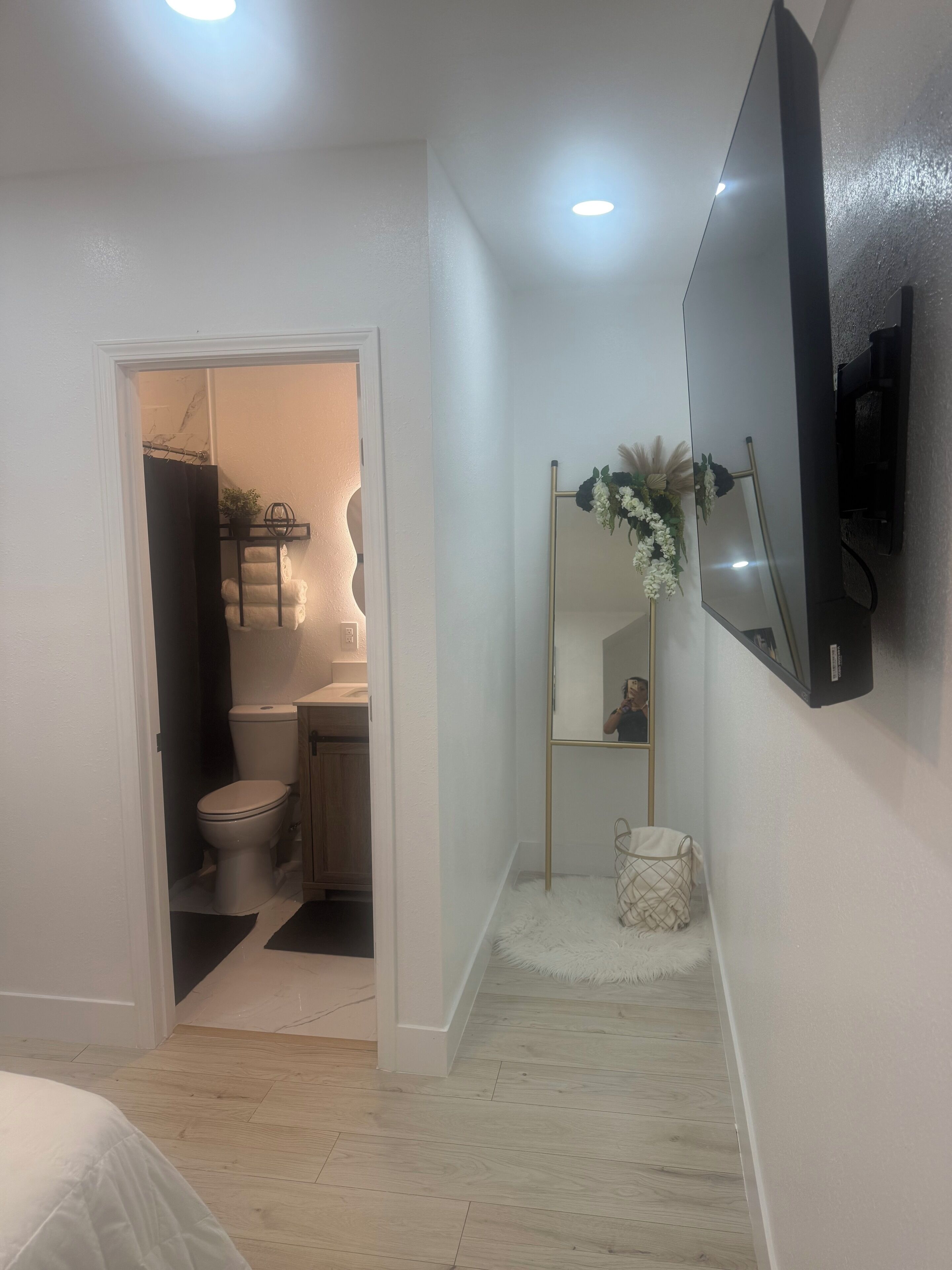 ヘアドライヤー、タオル、石鹸、トイレットペーパー