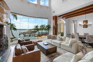 Smart-TV, Bücher, Stereoanlage