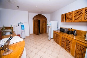 Microondas, horno y placa de cocina