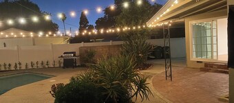 Monthly - Cozy Private Master Room w Pool Access in Granada Hills