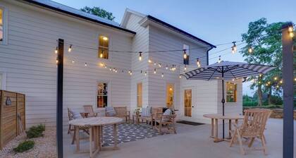 5 Bed Room with Hot tub, Fire pit & Pickle Ball Court