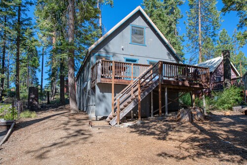 Cozy Cabin in Shaver Lake w/ Deck & Wood Stove